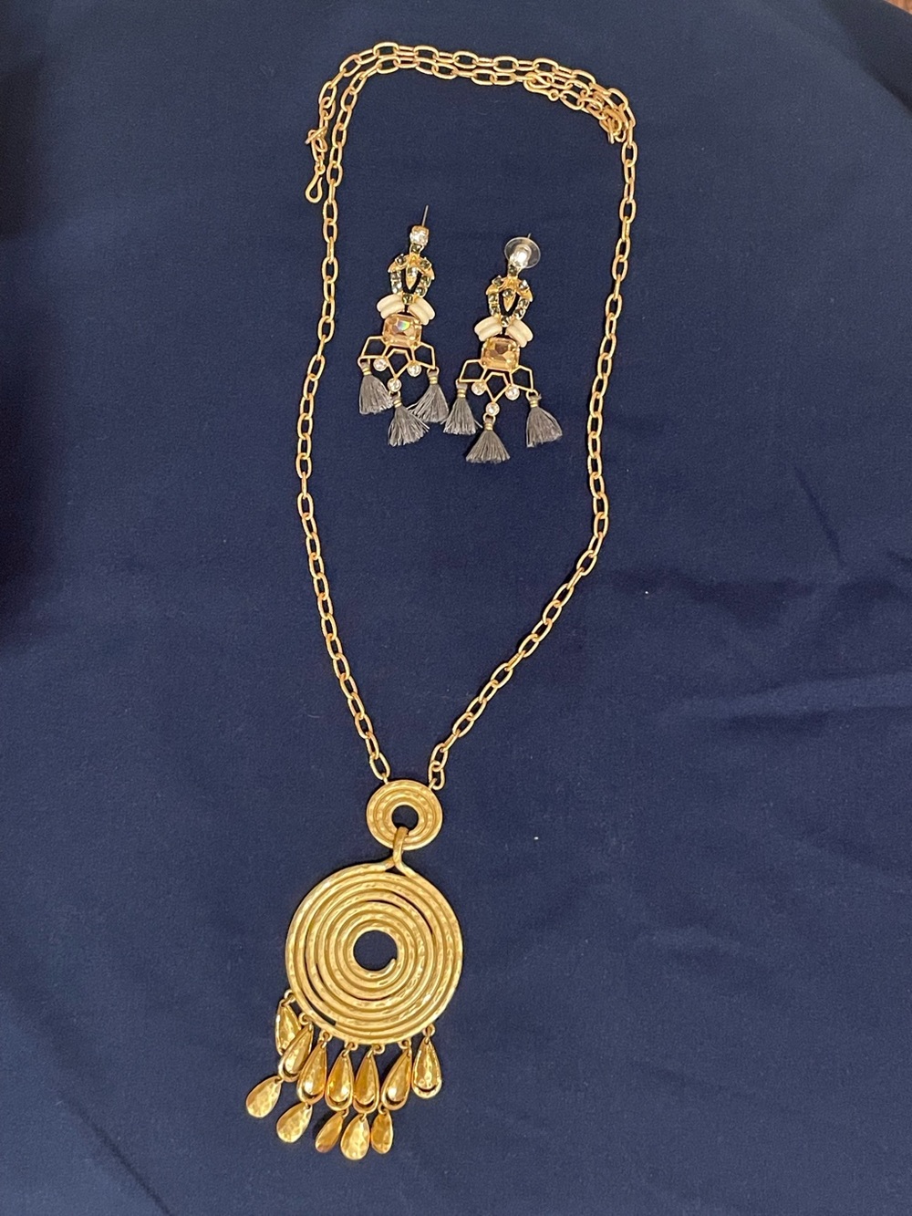 Stella & Dot Gold Spiral Pendant Necklace w Tassel Charms & beautiful earrings